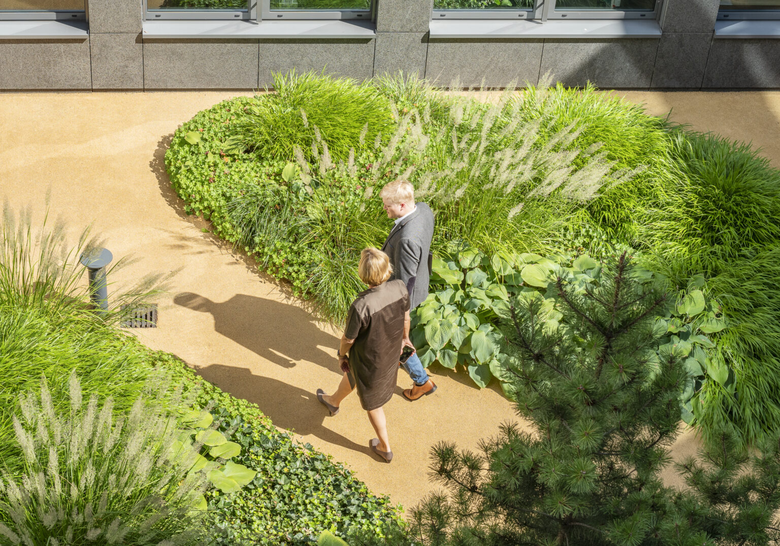 1161_026_AUSWAHL_08-Motiv_Kommunikation-Innenhof-16x5-1-1536x1075.2-c-default