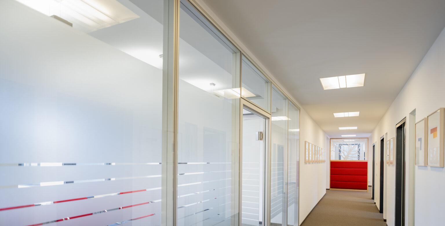 2188_062_AUSWAHL_17-Motiv_Karriere-Flur-16x8_16x5-1536x783.36-c-default