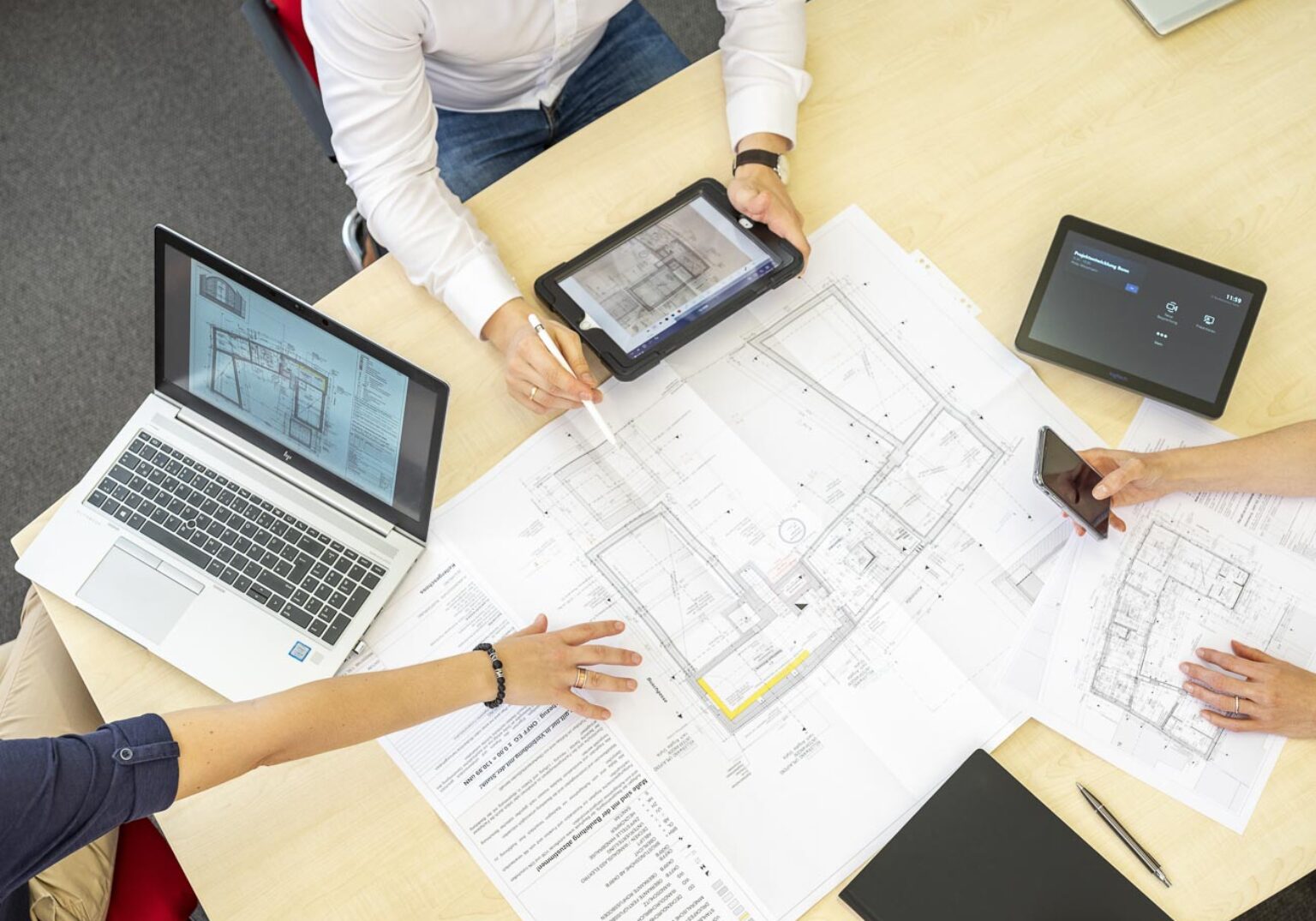 1060_019_AUSWAHL_05-Motiv_Equipment-6x7-2-1536x1075.2-c-default