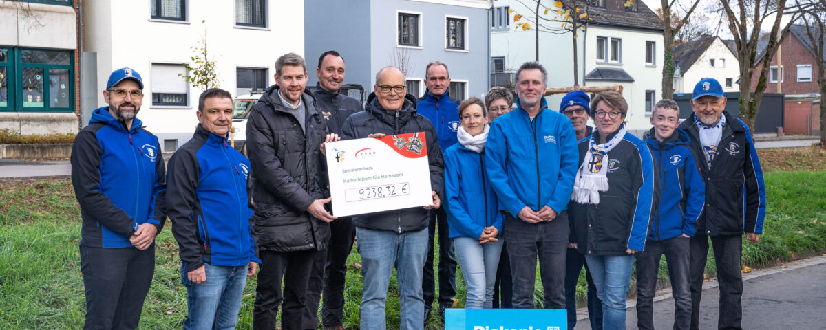 Menschen überreichen Scheck an Diakonie Katastrophenhilfe, Förderverein für Herxheim Spendenaktion.