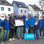 Menschen überreichen Scheck an Diakonie Katastrophenhilfe, Förderverein für Herxheim Spendenaktion.